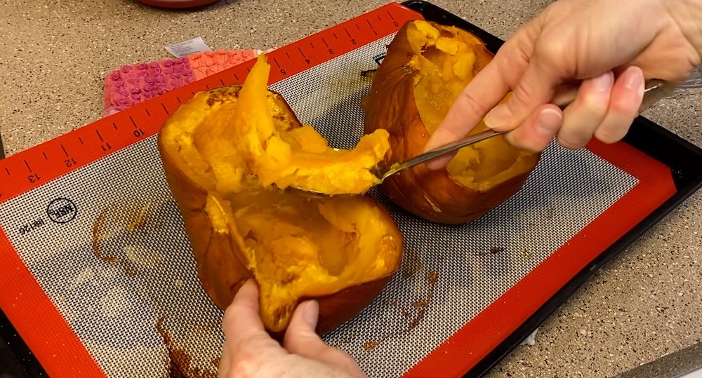 Cooked pumpkin scoop